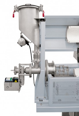 Vibration unit at the charging funnel for improved powder supply