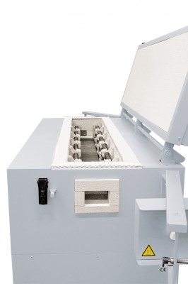 Furnace chamber of gradient furnace GR 1300/13 with second door as additional equipment