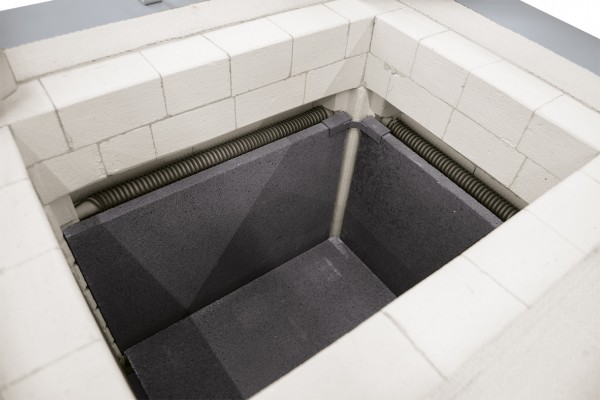 Sides and floor lined with silicon carbide tiles as protection for pit-type furnace S 73/HS