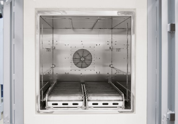 Roller conveyor in furnace chamber